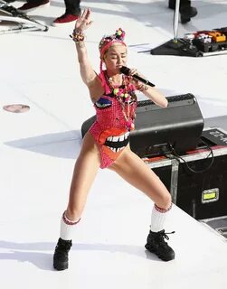 Майли Сайрус (Miley Cyrus) выступает на сцене Сиднейского оп