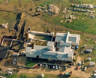 File:Branch Davidian Compound Near Waco.jpg - Wikimedia Comm