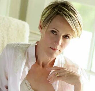 Mary Stuart Masterson Bio, Age, Career, New Net worth 2022