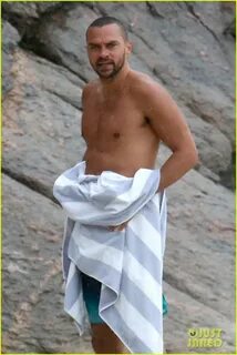 Shirtless Jesse Williams Shows Off His Abs on the Beach: Pho