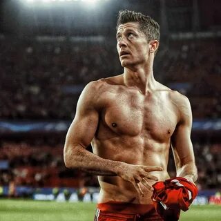 R L 9 💪 #lewandowski #robertlewandowski #abs #muscles #sixpa