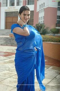 Gowri Pandit boobs show in wet blue saree - Artis Cantik Mol