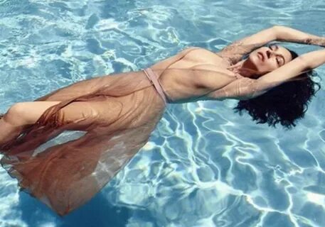 Моника Беллуччи снялась в купальнике для обложки журнала: Ян