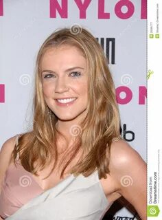 Sara che inscatola allo scomparto DI NYLON può pubblicare il giovane partit...