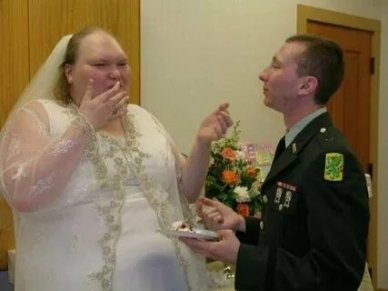 Над этой свадебной парой смеялись в сети, как они живут сейч