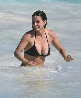 Courteney Cox Relaxing At the beach in the Bahamas - Celebzz