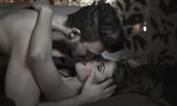AdobeStock_79085932_couple_kissing_in_bed - VIVA GLAM MAGAZI