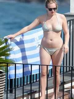 Elisabeth Moss in Bikini - Body, Height, Weight, Nationality