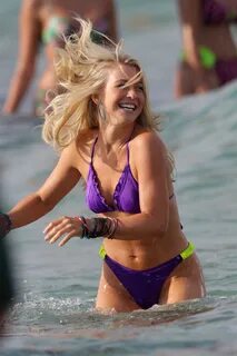 julianne-hough-in-bikini-at-set-rock-of-ages-in-miami-07 Got