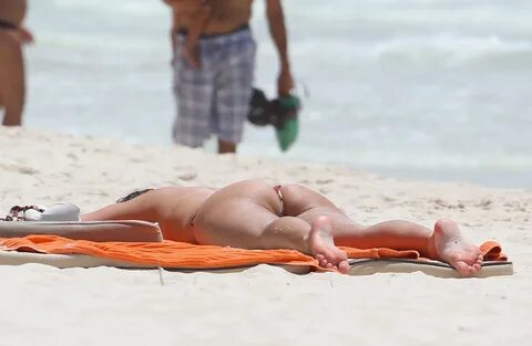 Kelly Brook - Big Topless Boobs on a beach in Cancun (NSFW) 
