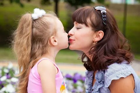 Find Out Why Doctors Says Kissing Your Child’s Lips Could Ha