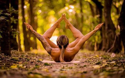 Голая йога набирает популярность в Instagram - Интересное в 