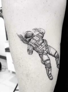 26 Out of this World Astronaut Tattoos Astronaut tattoo, Tat