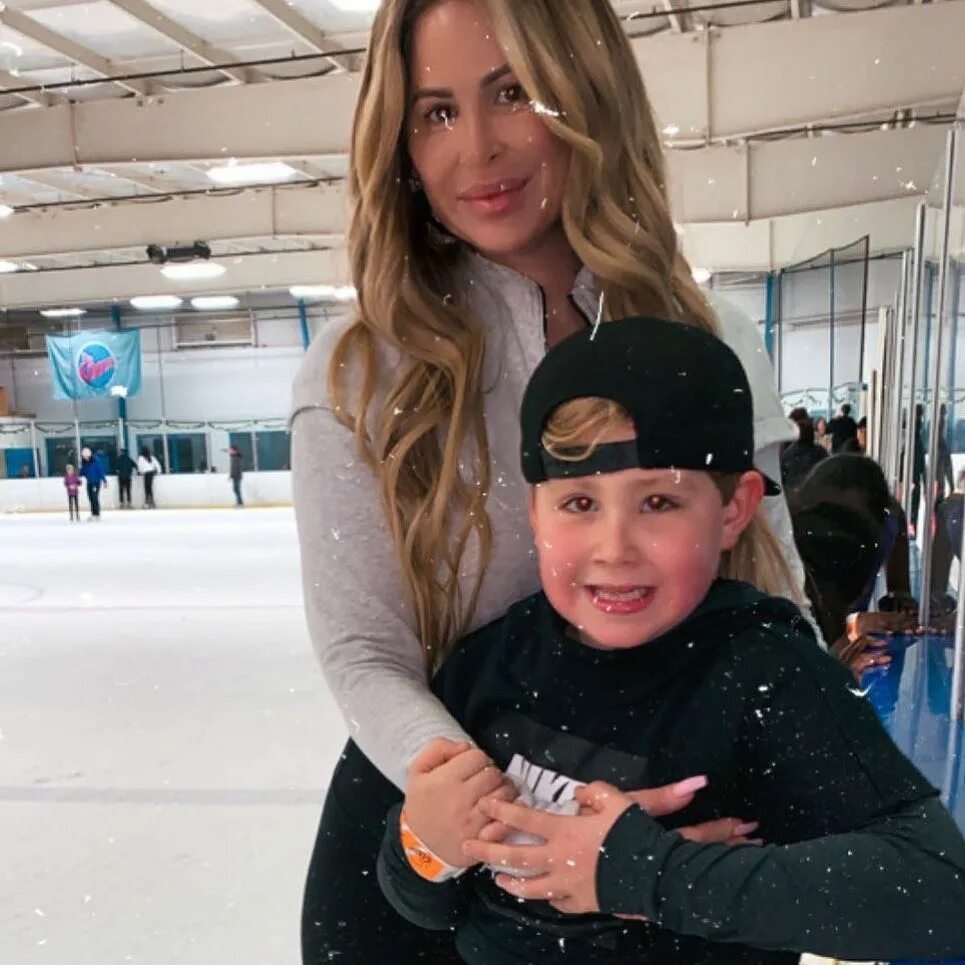 Kim Zolciak-Biermann в Instagram: "Ice skating yesterday! 