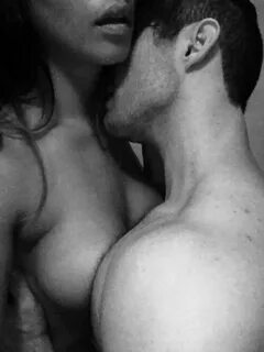 Страстный эротический поцелуй в сосок женской груди (83 фото) .