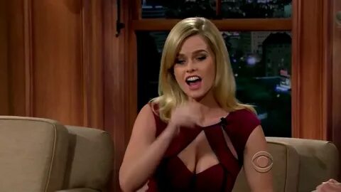 Craig Ferguson entrevista Alice Eve - YouTube