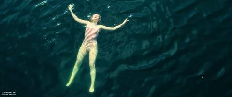 Эль Фаннинг в монокини плавает под водой - Все радостные мес
