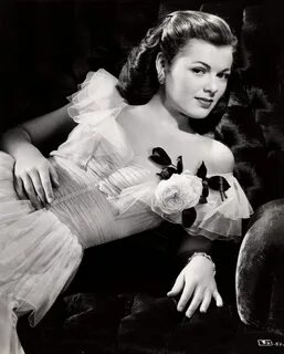35 Gorgeous Photos of Barbara Hale in the 1940s and '50s Vin