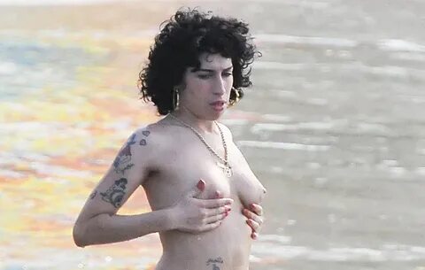 Amy Winehouse Nude Pictures In Bikini - Erotic Vintage Pics