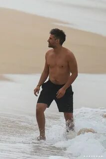 Oscar Isaac Shirtless in Hawaii Pictures March 2018 POPSUGAR