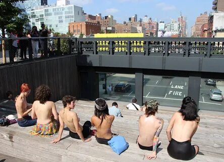 A topless book club in New York! - Petit Petit Gamin