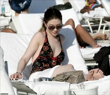 Michelle Trachtenberg's Feet wikiFeet