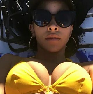 Tinashe shows off her boobs in new photo.