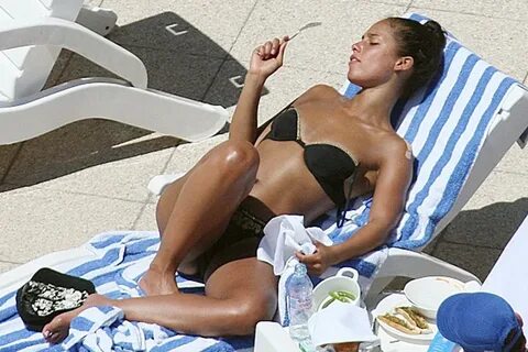 Alicia Keys se sonči ob bazenu by Justin Case ŽVPL - Kam ste