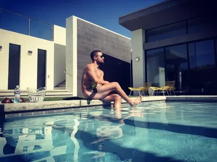 Stephen Amell Shows Off His Birthday Suit In Palm Springs! A