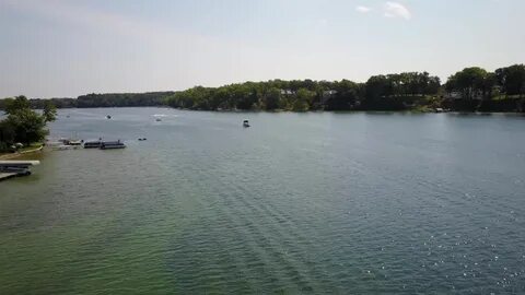 Video Stok droneing toward island percy priest lake (100% Ta
