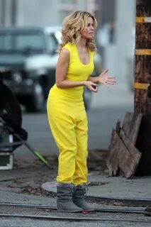 Elizabeth Banks - Looking Hot in yellow dress-20 GotCeleb