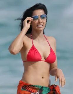 Padma Lakshmi Wearing A Bikini In Miami - Celebzz - Celebzz