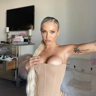 Tammy Hembrow flaunts her ample assets in a corset - Influgr