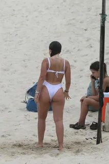 Larissa Manoela se refresca em ducha da praia após jogar fut