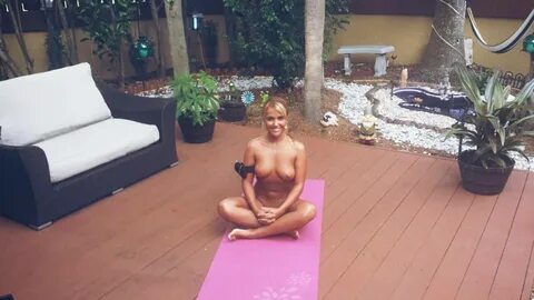 Naked Yoga LIVE - Cleeng
