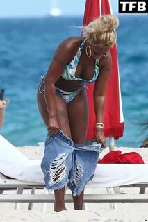 Mary J. Blige Relaxes in a Bikini on the Beach in Miami (67 