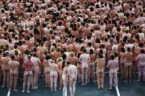 Artist Spencer Tunick hails queen and country for our love o