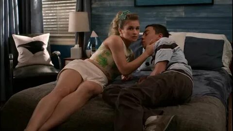 Darling green satin Paige (Jenna Boyd) in Atypical (S03E01) 