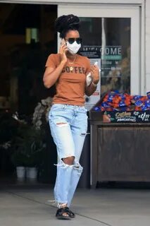 Kelly Rowland in Ripped Jeans - Shopping for house plants in