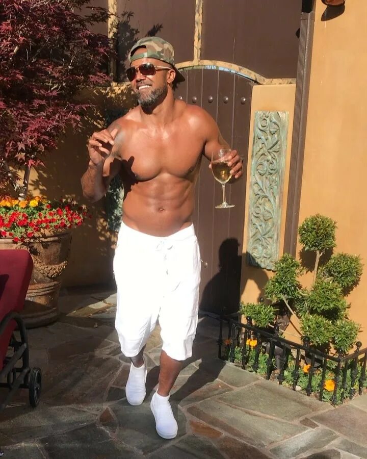 Shemar Moore поделился(-ась) публикацией в Instagram : “Put that body on ME