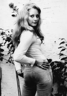 Jenny Hanley shows her butt - 24 Femmes Per Second