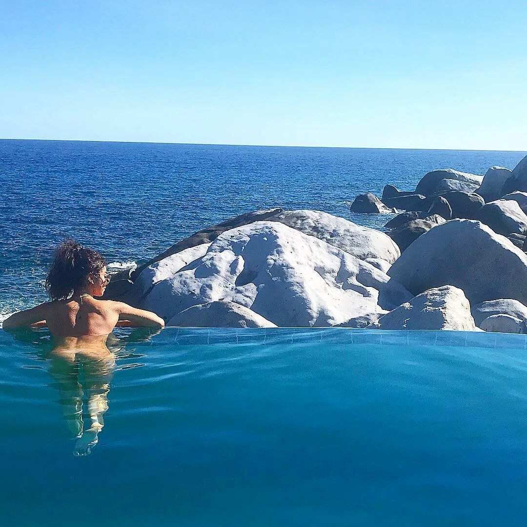 Sarah Hyland в Instagram: "Skinny dipping over the ocean. 
