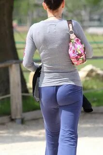 Big Butts :: Hot big butt legal age teenagers in yoga pants!