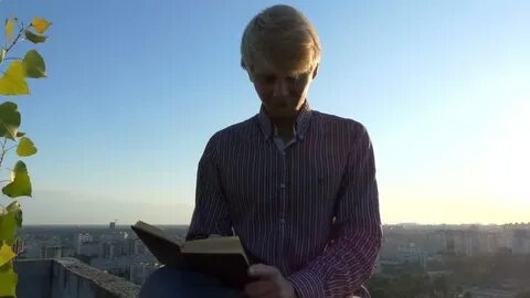 Video Stok 4k - poet makes notes sunset (100% Tanpa Royalti)