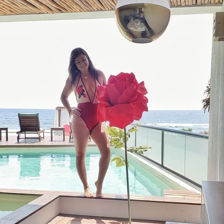MARIANA ECHEVERRIA 🌈 в Instagram: "Una flor no piensa en competir con...