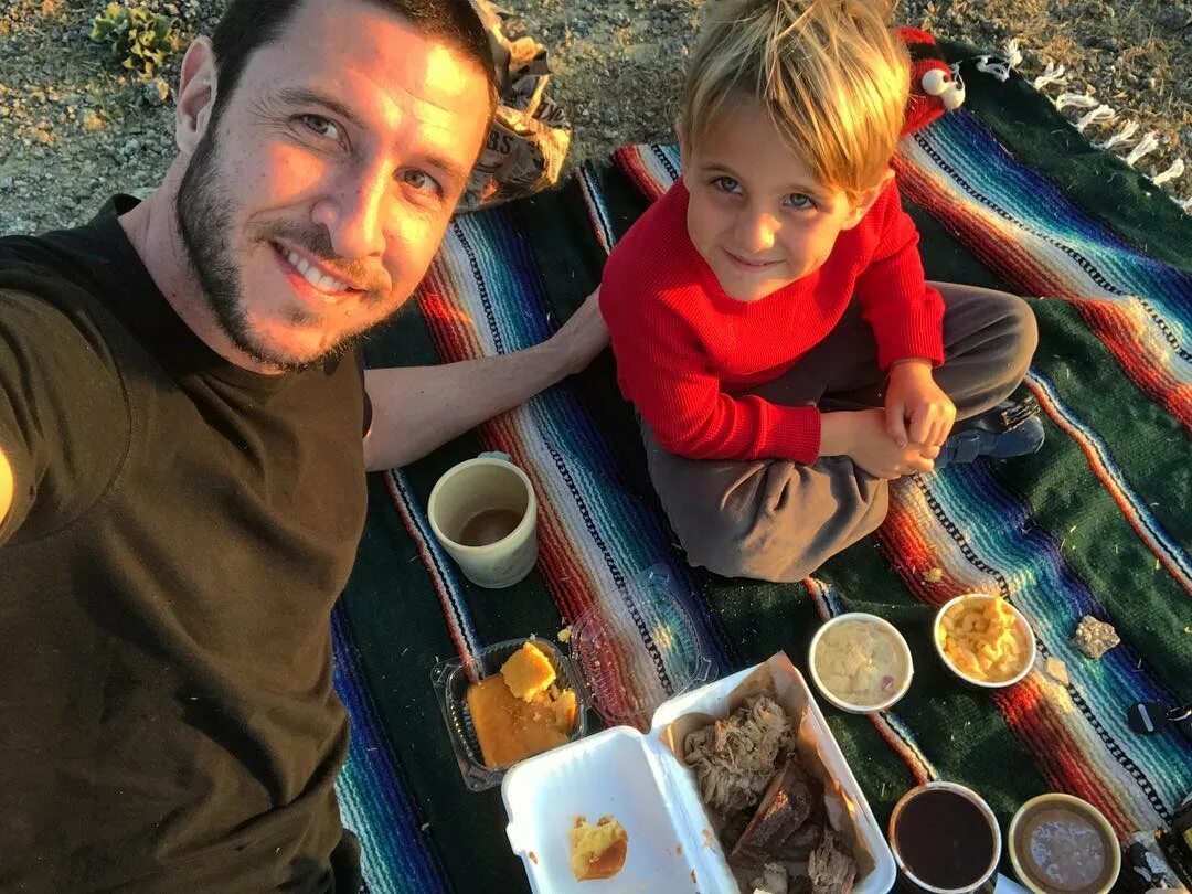 Pablo Schreiber в Instagram: "Friday night BBQ and sunsets with my mai...