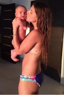 Topless de Michelle Renaud a tres meses de dar a luz