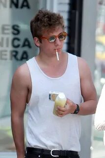 Jeremy Allen White Photostream Jeremy allen white, Lip galla