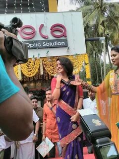 Anupama Parameswaran latest hot navel show photos in saree -
