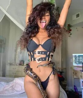 Model Helayna Marie’s Instagram Feed Does a Body Good (NSFW)